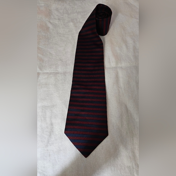 Geoffrey Beene - Blue & Red Striped - Silk Men's Tie - Picture 4 of 4